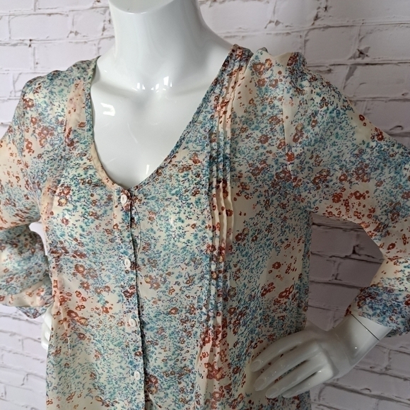 PINS & Needles Floral Button Up‎ Top - Picture 3 of 10